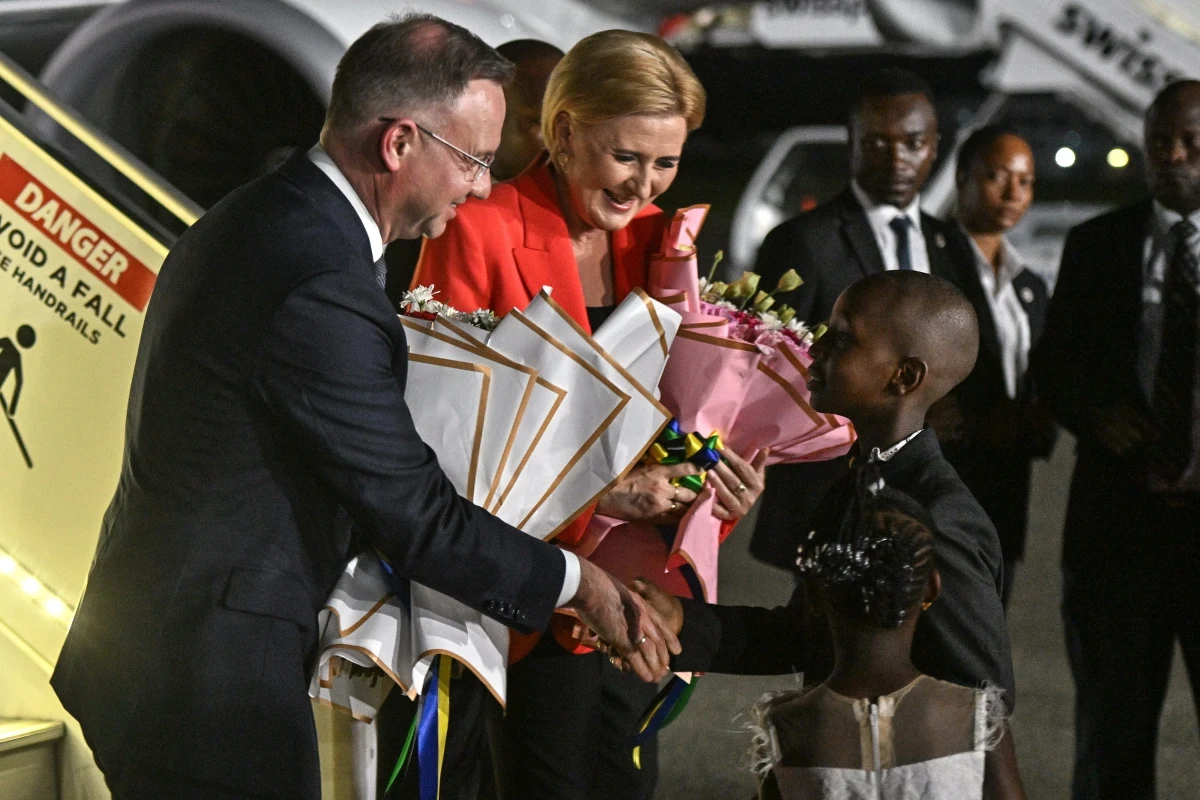 Prezydent Andrzej Duda przybył w czwartek do największego miasta Tanzanii, Dar es Salam. To ostatni przystanek w podróży polskiego prezydenta po wschodniej Afryce, gdzie promuje polski biznes i rozmawia o sytuacji politycznej związanej z rosyjską agresją na Ukrainę.