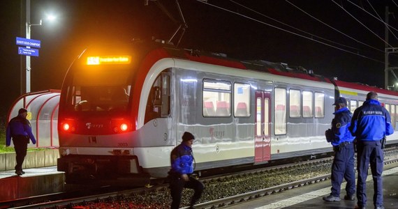 Uzbrojony w siekierę i nóż mężczyzna sterroryzował i wziął jako zakładników pasażerów i maszynistę pociągu regionalnego w zachodniej Szwajcarii. Jak poinformowały w nocy z czwartku na piątek władze, po prawie czterech godzinach napastnik został zastrzelony przez policję, a zakładnicy bezpiecznie opuścili pociąg