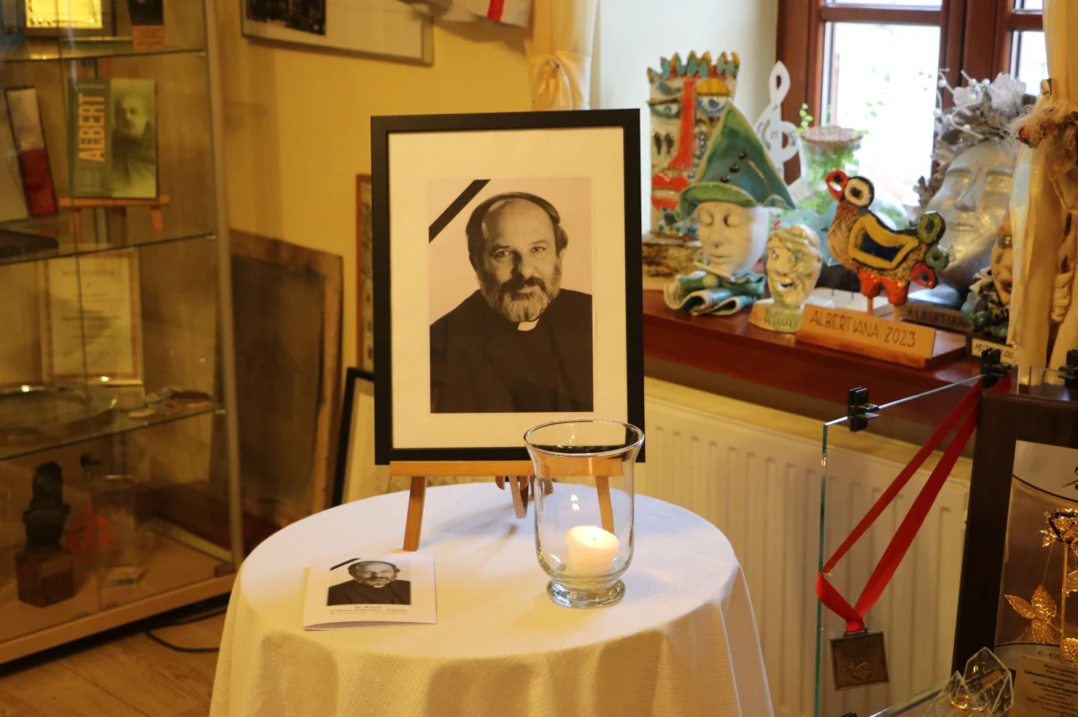 Do Ośrodka dla Osób Niepełnosprawnych w Radwanowicach w Małopolsce prowadzi  stara brama. Jeszcze niedawno stała tam bożonarodzeniowa szopka. Dziś przed furtką wystawione jest czarno białe zdjęcie. Spokojnym, ale bardzo uważnym spojrzeniem, patrzy z niego ksiądz Tadeusz Isakowicz-Zaleski - gospodarz tego domu. Teraz nieobecny. Niestety – nie jest to chwilowa nieobecność. Są za to osoby, które zdecydowały się stworzyć z nim to niezwykłe miejsce – małe miasteczko. Choć mieszka i pracuje tu wielu ludzi, jest cicho. Bardzo cicho.