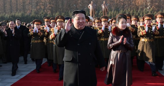 "Jeśli wrogowie spróbują użyć siły przeciwko naszemu krajowi, (...) nie zawahamy się użyć całej naszej wielkiej potęgi, by ich unicestwić" - powiedział Kim Dzong Un. Północnokoreański przywódca jako "wroga numer jeden" wskazał Koreę Południową, z którą - jak stwierdził - nie będzie żadnego dialogu i negocjacji.