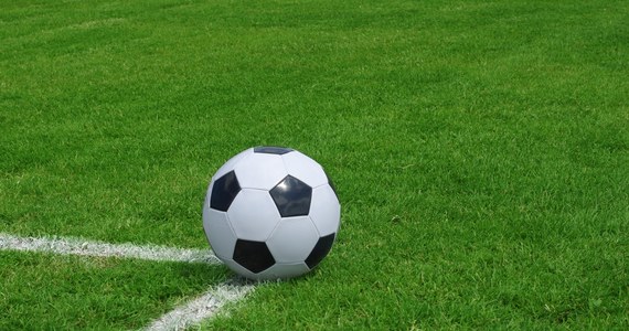Międzynarodowa Rada Piłki Nożnej (IFAB) ma ogłosić wprowadzenie do przepisów niebieskiej kartki wykluczającej z gry na 10 minut - podaje "The Telegraph". Kara miałaby być wymierzana za niesportowe zachowanie lub tzw. przewinienia taktyczne.