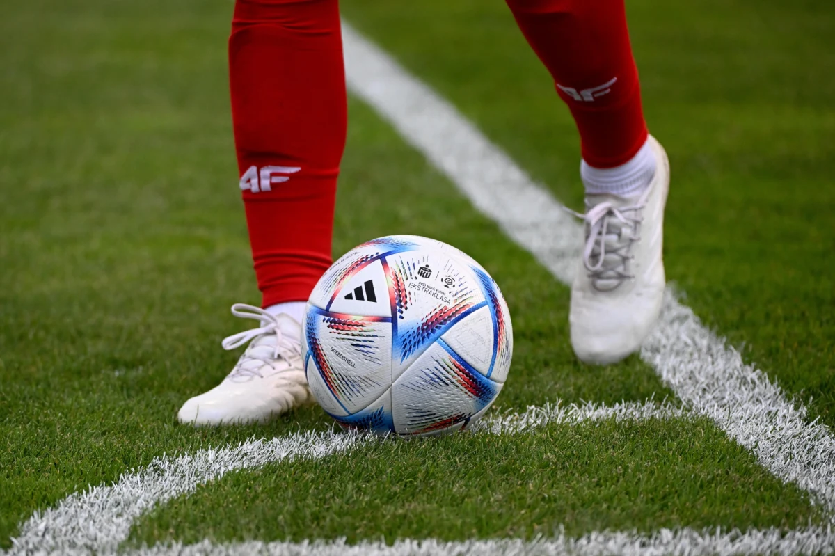 51 dni minęło od ostatniego meczu piłkarskiej Ekstraklasy. Dziś licznik można wyzerować. Nasi ligowcy kończą zimową przerwę w rozgrywkach. Do końca maja ekstraklasowe kluby rozegrają 15 kolejek. Pozycji lidera bronić będzie Śląsk Wrocław. Patryk Serwański porozmawiał przed wiosenną częścią sezonu z dziennikarzem Canal Plus Sport, byłym piłkarzem Marcinem Rosłoniem.