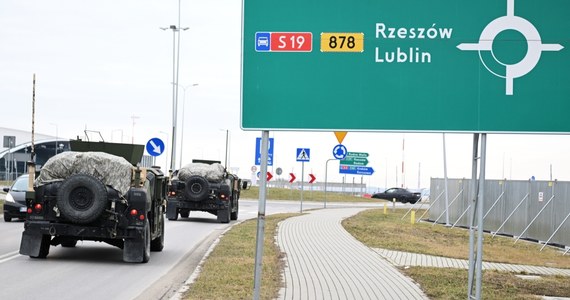 Na drogach niemal w całej Polsce od 12 lutego trzeba się liczyć ze wzmożonym ruchem pojazdów wojskowych. Będzie to związane z ćwiczeniami STEADFAST DEFENDER-24 i DRAGON-24 - zapowiada Sztab Generalny Wojska Polskiego. Do końca maja pojazdy wojskowe będą przemieszczały się m.in. na autostradach i drogach ekspresowych. 