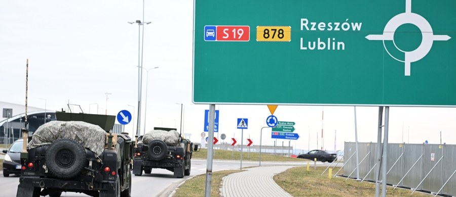 Na drogach niemal w całej Polsce od 12 lutego trzeba się liczyć ze wzmożonym ruchem pojazdów wojskowych. Będzie to związane z ćwiczeniami STEADFAST DEFENDER-24 i DRAGON-24 - zapowiada Sztab Generalny Wojska Polskiego. Do końca maja pojazdy wojskowe będą przemieszczały się m.in. na autostradach i drogach ekspresowych. 
