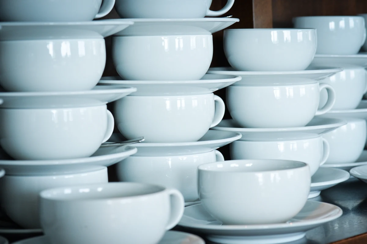 Od kilku dni wszyscy pracownicy produkcji ostatniego na Dolnym Śląsku zakładu wytwarzającego porcelanę są na postojowym. Załoga otrzymała pismo, informujące o wygaszeniu produkcji. Od listopada 2023 r. trwa postępowanie upadłościowe jaworzyńskiej „Karoliny”.