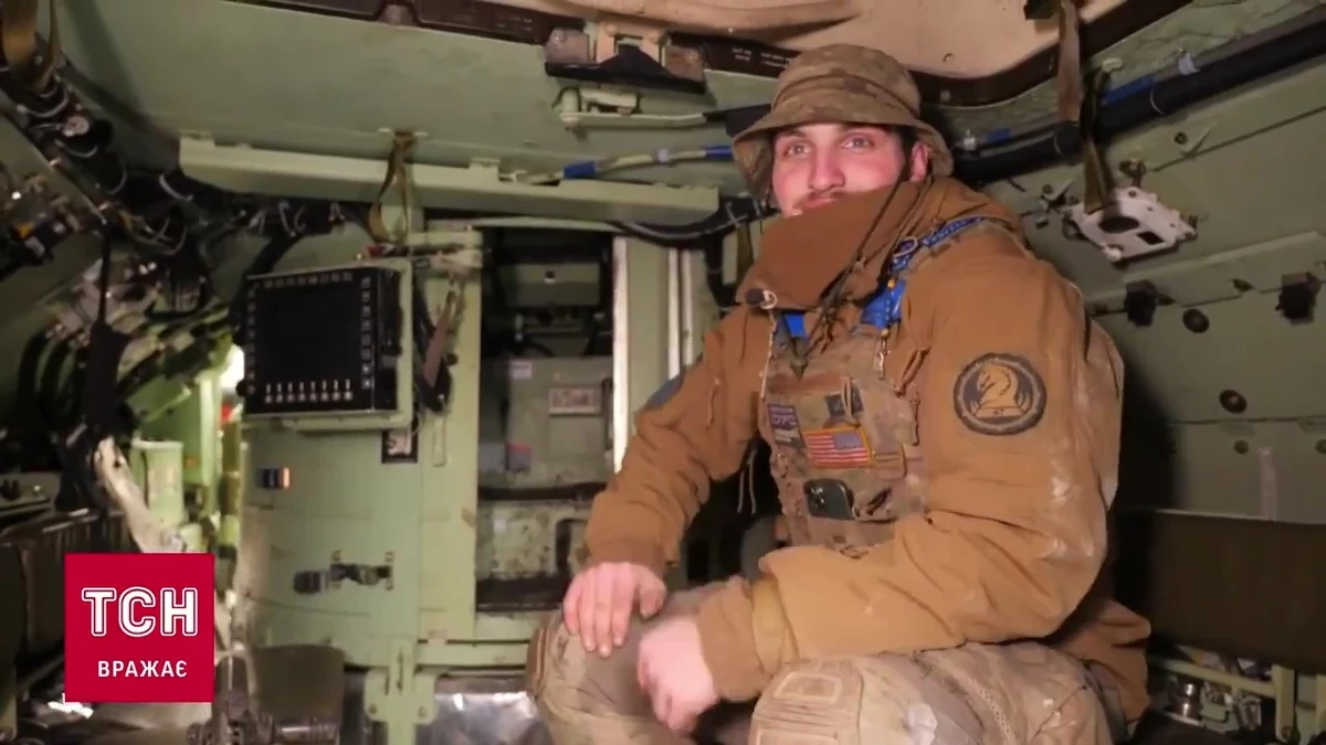 19-letni ukraiński żołnierz Ołeksandr, dowódca amerykańskiego bojowego wozu piechoty M2 Bradley, stanął twarzą w twarz ze swoim ojcem, czołgistą w rosyjskiej armii. Choć obaj wyszli z tego starcia obronną ręką, 19-latek poinformował, że jego ojciec później zginął na froncie.