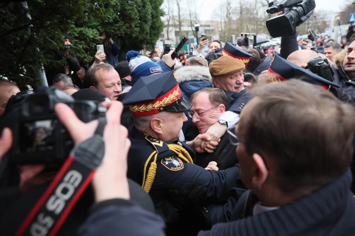 Mija 48 godzin od obserwowanej przez całą Polskę szarpaniny posłów ze Strażą Marszałkowską. Mimo ewidentnego naruszania nietykalności cielesnej jednych funkcjonariuszy publicznych przez innych funkcjonariuszy publicznych nadal nie wszczęto żadnego śledztwa. Być może dlatego, że musieliby to zrobić kolejni funkcjonariusze publiczni.