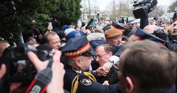 Mija 48 godzin od obserwowanej przez całą Polskę szarpaniny posłów ze Strażą Marszałkowską. Mimo ewidentnego naruszania nietykalności cielesnej jednych funkcjonariuszy publicznych przez innych funkcjonariuszy publicznych nadal nie wszczęto żadnego śledztwa. Być może dlatego, że musieliby to zrobić kolejni funkcjonariusze publiczni.