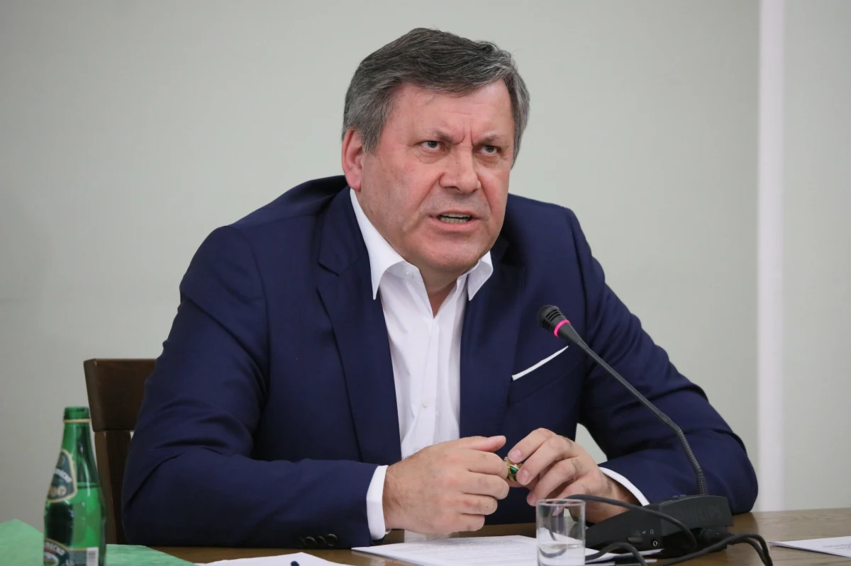 "Polska nigdy nie powinna zabiegać o to, żeby mieć komisarza rolnego. Jesteśmy skazani na to, że wraz z Francją mamy bronić tradycyjnego modelu rolnictwa, a to inni mają wypracowywać kompromis" - mówił w Rozmowie w południe w Radiu RMF24 Janusz Piechociński, były wicepremier i minister gospodarki. "Janusz Wojciechowski nieznający się na rolnictwie - to prawnik, polityk - jest twarzą Zielonego Ładu, przeciwko któremu protestują rolnicy" - dodał. Jak podkreślał gość Radia RMF24, "nieudolność europejskiej polityki rolnej kojarzy się z polskim komisarzem". 