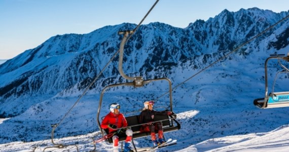 Mimo dodatniej temperatury w ostatnim tygodniu, stoki narciarskie na Podhalu są czynne, bo wcześniej zgromadzono odpowiedni zapas sztucznego śniegu. Na przyszły tydzień zapowiadane są opady śniegu. Wysoko w Tatrach leży ponad metr śniegu - można szusować między innymi na Kasprowym Wierchu.