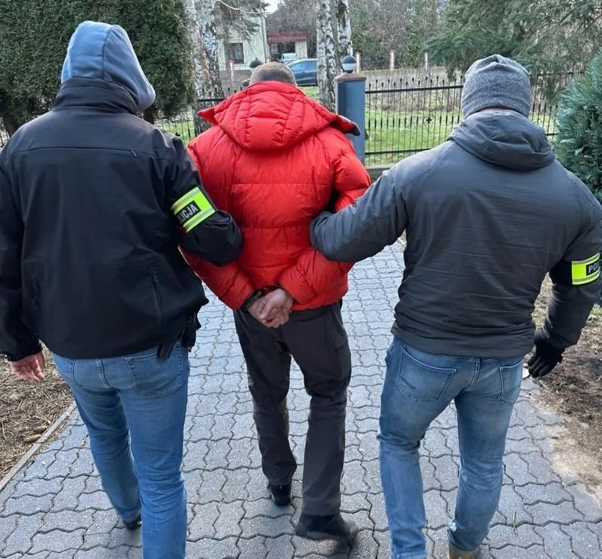 Funkcjonariusze z Komendy Miejskiej i Wojewódzkiej Policji w Kielcach wspólnie z kryminalnymi z Białogardu zatrzymali w czwartek 47-latka. Mieszkaniec Kielc był poszukiwany listem gończym oraz Europejskim Nakazem Aresztowania, które wydał za nim kielecki sąd. Mężczyzna ukrywał się przed organami ścigania od 2001 roku. W ręce świętokrzyskich policjantów wpadł wczoraj na Pomorzu.