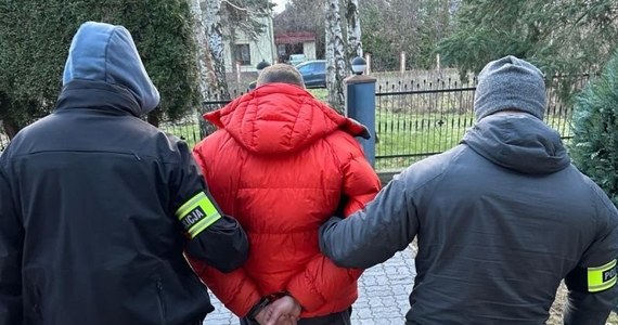 Funkcjonariusze z Komendy Miejskiej i Wojewódzkiej Policji w Kielcach wspólnie z kryminalnymi z Białogardu zatrzymali w czwartek 47-latka. Mieszkaniec Kielc był poszukiwany listem gończym oraz Europejskim Nakazem Aresztowania, które wydał za nim kielecki sąd. Mężczyzna ukrywał się przed organami ścigania od 2001 roku. W ręce świętokrzyskich policjantów wpadł wczoraj na Pomorzu.