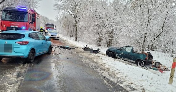 Jedna osoba zginęła, a trzy odniosły poważne obrażenia po czołowym zderzeniu dwóch samochodów w Witaniowie na Lubelszczyźnie. Droga wojewódzka nr 813 jest zablokowana.