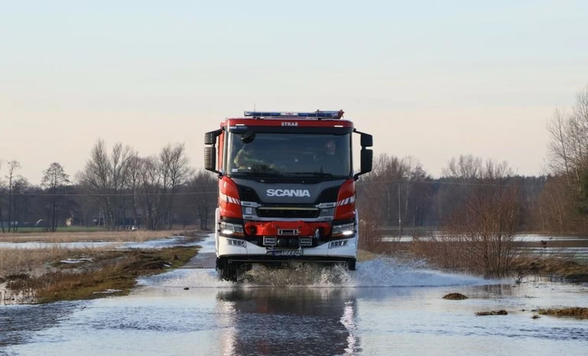 "Jesteśmy w stałym kontakcie z Centrum Zarządzania Kryzysowego" – zapewniają strażacy ze Słupska. Od paru dni utrzymuje się wysoki poziom Słupi. To skutkuje, jak podają urzędnicy, całkowitym wypełnieniem kanałów deszczowych, przez co dochodzi do miejscowych podtopień.