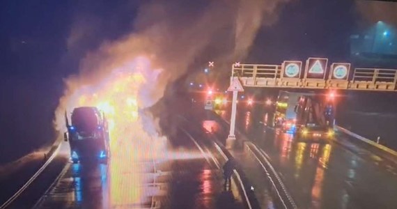 Niemieckie media piszą o bohaterstwie polskiego kierowcy. Kiedy jego pojazd stanął w płomieniach, wyjechał nim z najdłuższego tunelu Niemiec i zapobiegł tragedii. 41-latkowi nic się nie stało, ale spłonęły przewożone przez niego na lawecie samochody. Straty zostały oszacowane na 250 tys. euro.