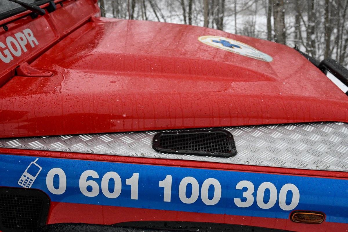 Beskidzcy ratownicy pomogli trzem turystom, którzy z powodu skrajnie trudnych warunków w partiach szczytowych Babiej Góry stracili orientację w terenie. Dwóch zeszło o własnych siłach do Zawoi. Trzeci musiał zostać przetransportowany w dół z powodu kontuzji. 