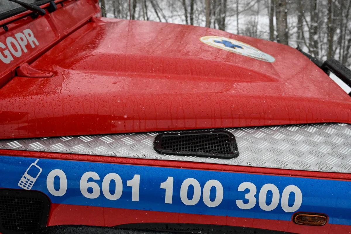 Beskidzcy ratownicy pomogli trzem turystom, którzy z powodu skrajnie trudnych warunków w partiach szczytowych Babiej Góry stracili orientację w terenie. Dwóch zeszło o własnych siłach do Zawoi. Trzeci musiał zostać przetransportowany w dół z powodu kontuzji. 