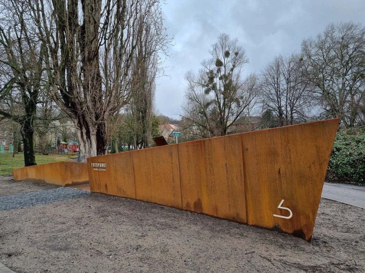 Zakład Usług Komunalnych zakończył realizację kolejnego projektu ze Szczecińskiego Budżetu Obywatelskiego. To Portowy Fotopunkt Grobla, w którym w którym mieszkańcy oraz turyści mogą zrobić sobie pamiątkowe zdjęcie ze Szczecina, na tle płynących po Odrze statków.