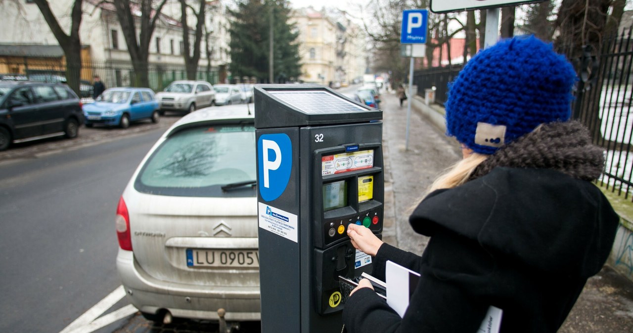 Strefy, płatnego, parkowania, rzeczywistość, większości, polskich, miast, Uzasadnieniem, powstawania, miało, zniechęcenie, miesz Ten trik pozwala parkować za darmo. Wystarczy, że znajdziesz przycisk bułka