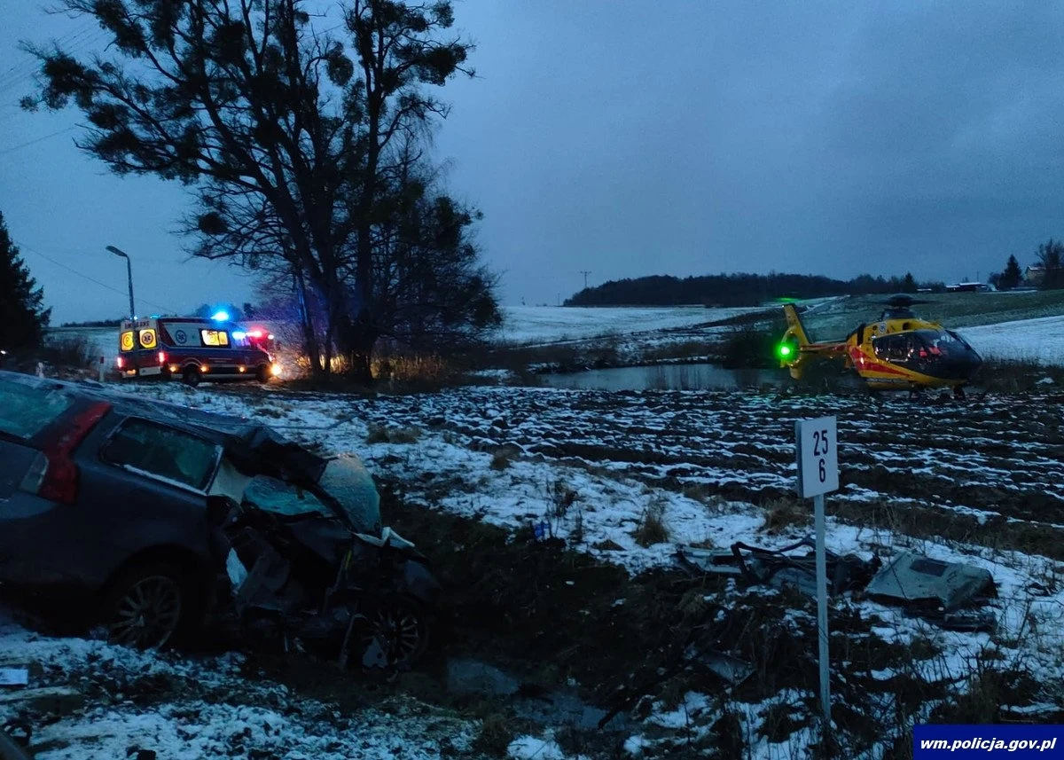 Wypadek na niestrzeżonym przejeździe kolejowym w Nowej Wsi Małej. Kierująca volvo 23-latka nie zachowała ostrożności, wjechała na torowisko i uderzyła w szynobus.   