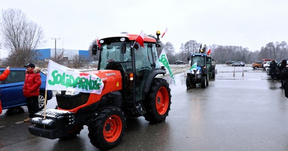 Z powodu protestu rolników są utrudnienia na drogach do przejść granicznych z Ukrainą w Dorohusku i Hrebennem (Lubelskie); demonstranci przepuszczają tam od jednego do dwóch tirów na godzinę - poinformowała PAP policja.

