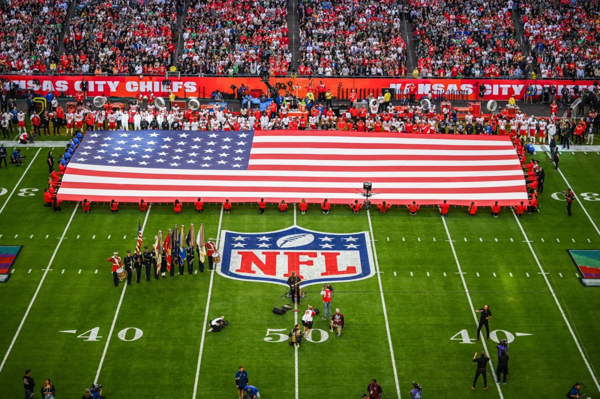 W nocy z niedzieli na poniedziałek polskiego czasu za oceanem jest rozgrywany wielki finał Ligi Futbolu Amerykańskiego. O Super Bowl zmierzą się broniący trofeum Kansas City Chiefs i San Francisco 49ers. Jest to powtórka finału sprzed 4 lat. Wtedy górą był zespół z Kansas. Chiefs będą mogli liczyć na wyjątkowe wsparcie z trybun. Kibicować będzie im Taylor Swift. Wszystko z powodu Travisa Kelce’a, który jest w związku z gwiazdą muzyki. W przerwie finału wystąpi Usher. 