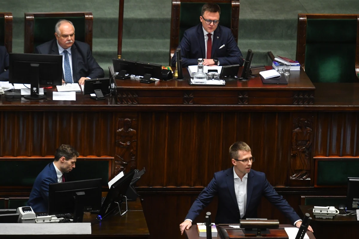 Marszałek Sejmu Szymon Hołownia dwukrotnie przerwał w piątek posiedzenie Sejmu w trakcie wystąpienia Krzysztofa Kasprzaka z Komitetu Inicjatywy Ustawodawczej "Stop LGBT". Później z powodu opóźnień Hołownia skreślił z porządku obrad dwa ostatnie punkty posiedzenia.