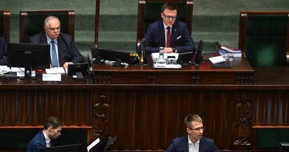 Marszałek Sejmu Szymon Hołownia dwukrotnie przerwał w piątek posiedzenie Sejmu w trakcie wystąpienia Krzysztofa Kasprzaka z Komitetu Inicjatywy Ustawodawczej "Stop LGBT". Później z powodu opóźnień Hołownia skreślił z porządku obrad dwa ostatnie punkty posiedzenia.
