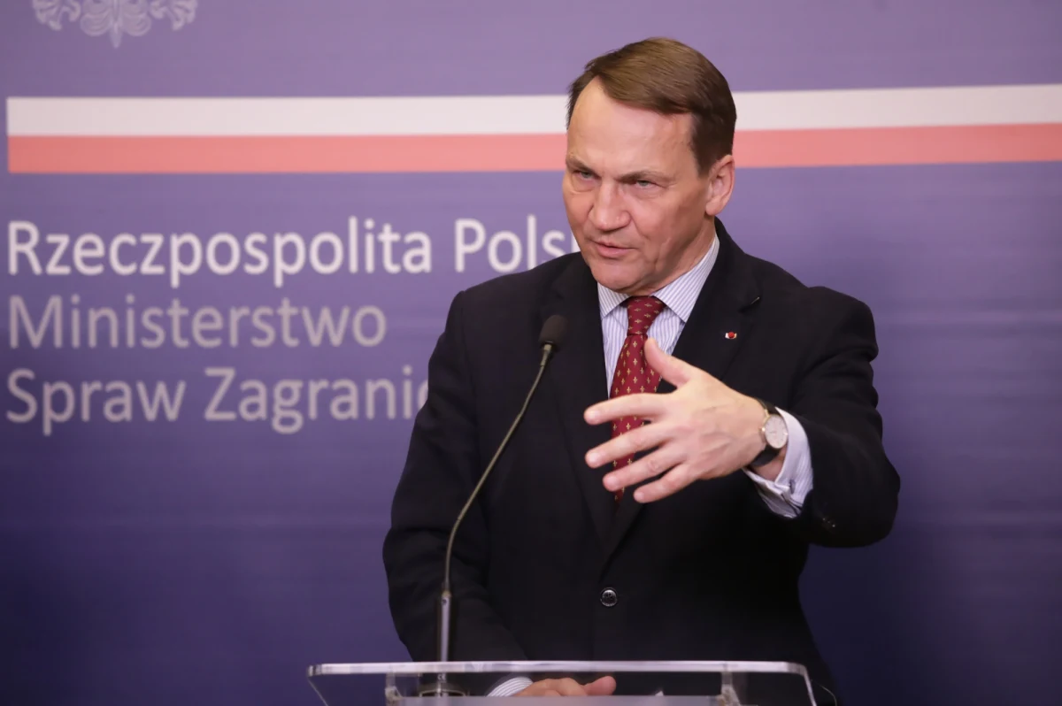 Szef MSZ Radosław Sikorski stanowczo odpowiedział na słowa Władimira Putina, który nie pierwszy raz obwinił napadniętą 17 września 1939 r. przez ZSRR Polskę o wybuch II wojny światowej. Minister odniósł się do wywiadu, którego Putin udzielił amerykańskiemu komentatorowi Tuckerowi Carlsonowi.