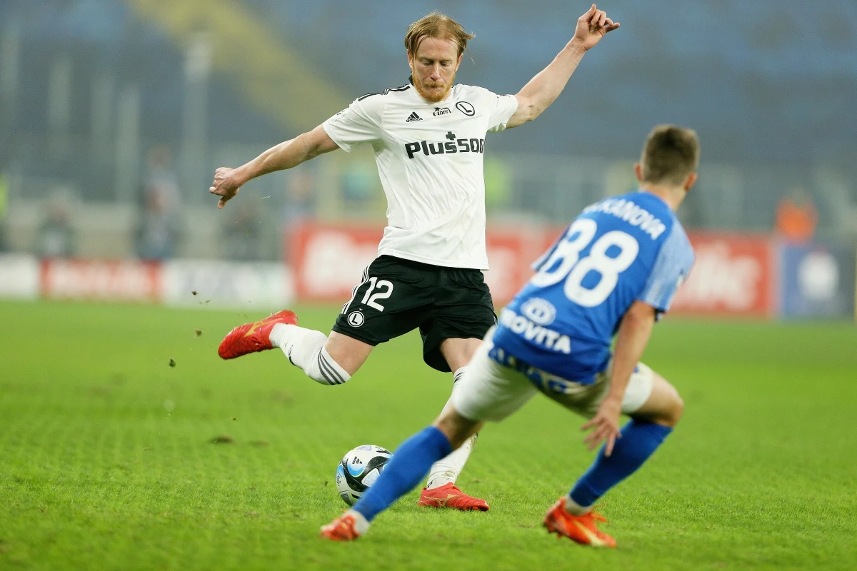 Legia Warszawa wygrała piątkowy mecz piłkarskiej ekstraklasy z Ruchem Chorzów. Autorem jedynego gola w spotkaniu był Marc Gual.