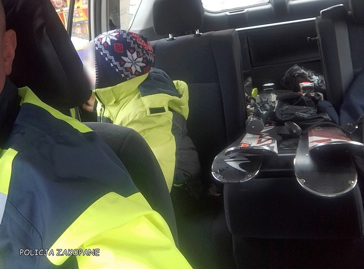 W tłumie turystów na Gubałówce zgubił się 7-letni chłopiec. Nikt nie zwracał uwagi na samotnie siedzące w okolicach górnej stacji kolei krzesełkowej dziecko. 7-latkiem zainteresowali się dopiero policjanci z patrolu narciarskiego. Po godzinie udało im się odnaleźć opiekunów chłopca.