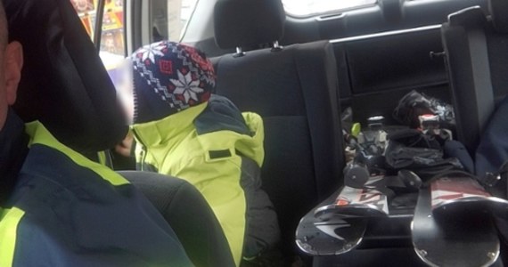 W tłumie turystów na Gubałówce zgubił się 7-letni chłopiec. Nikt nie zwracał uwagi na samotnie siedzące w okolicach górnej stacji kolei krzesełkowej dziecko. 7-latkiem zainteresowali się dopiero policjanci z patrolu narciarskiego. Po godzinie udało im się odnaleźć opiekunów chłopca.