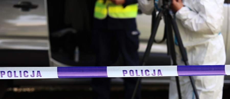 Warszawska policja próbuje ustalić okoliczności śmierci 75-letniej kobiety. Jej ciało znaleziono wieczorem na środku osiedlowej uliczki na stołecznym Ursynowie.
