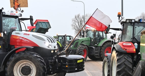 We Wrocławiu trwa protest rolników, którzy sprzeciwiają się "Zielonemu Ładowi" i chcą regulacji w handlu z Ukrainą. Skala jest jednak mniejsza niż w piątek. Rolnicy blokują po jednym pasie na al. Jana III Sobieskiego. Protest może być powtarzany nawet do 19 lutego.