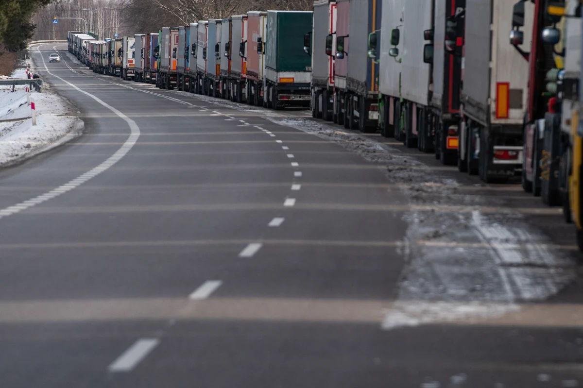 Z powodu protestu rolników zwiększyła się kolejka tirów do przejść granicznych z Ukrainą w województwie lubelskim. Czas oczekiwania do odprawy w Dorohusku wynosi 136 godzin, a w Hrebennem - 85 godzin.