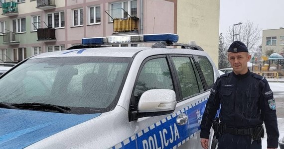 Policjant z Ostrołęki wspiął się na balkon i wszedł przez uchylone okno  do mieszkania, by pomóc 74-latce, która zasłabła w łazience.

