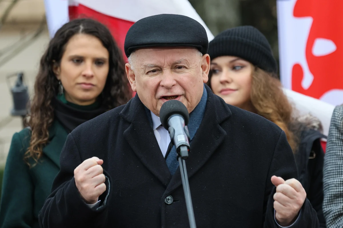 PiS "musi odzyskać medialną siłę po to, by w Polsce była demokracja" - przekazał Jarosław Kaczyński podczas Protestu Wolnych Polaków przed Trybunałem Konstytucyjnym w Warszawie. "W tej chwili prowadzimy walkę o Trybunał" - mówił prezes Prawa i Sprawiedliwości.
