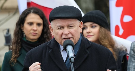 PiS "musi odzyskać medialną siłę po to, by w Polsce była demokracja" - przekazał Jarosław Kaczyński podczas Protestu Wolnych Polaków przed Trybunałem Konstytucyjnym w Warszawie. "W tej chwili prowadzimy walkę o Trybunał" - mówił prezes Prawa i Sprawiedliwości.
