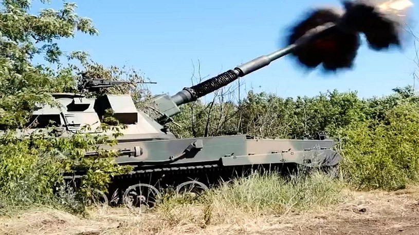 Żołnierze Sił Zbrojnych Ukrainy w spektakularny sposób udowodnili, że rosyjskie pojazdy nie mają żadnych szans w bezpośrednim starciu z polską armatohaubicą Krab.