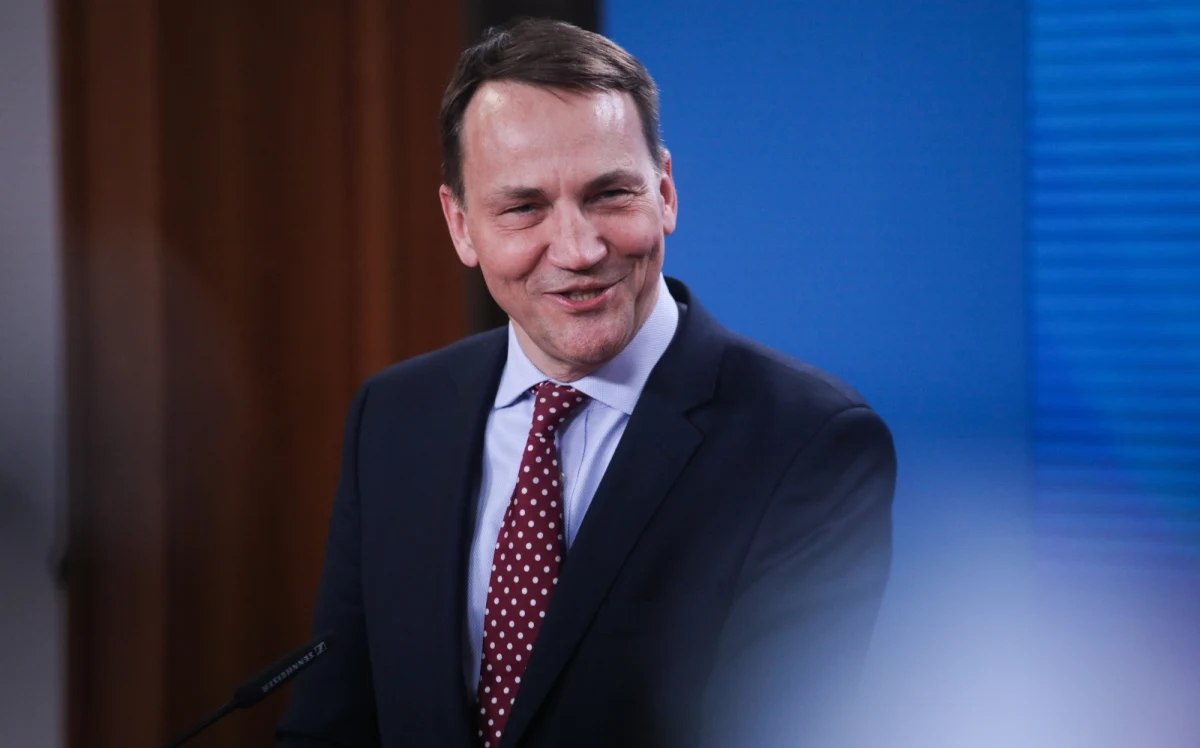 ​"Niemcy mają przecież dziurawą pamięć. Wiedzą o Holokauście, pamiętają blokadę Leningradu i Stalingradu, ale zapomnieli, co zrobili z polską ludnością cywilną" - powiedział Radosław Sikorski w wywiadzie z niemieckim "Spieglem". Szef MSZ zapewnił, że kwestia odszkodowań dla Polski za straty wojenne to dla obecnych władz "bardzo ważny temat".