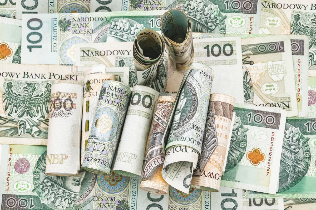 12 tysięcy złotych straciła mieszkanka Olsztyna, która rozmawiała z oszustem podającym się za pracownika banku. Wyłudzacz nakłonił ją do przelania pieniędzy na "rachunek techniczny". 