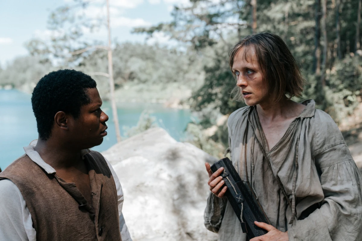 Powiedzmy to sobie wprost – Tadeusz Kościuszko nie ma powodów, by w związku z premierą "Kosa" przewracać się w grobie. Film Pawła Maślony nie robi mu krzywdy. Nie jest naiwną laurką ani opowieścią o zabarwieniu hagiograficznym. Daleko mu też do konwencji mówienia o wielkich postaciach historycznych, która wciąż świetnie się sprzedaje i zgarnia nagrody w Hollywood – i bardzo dobrze!