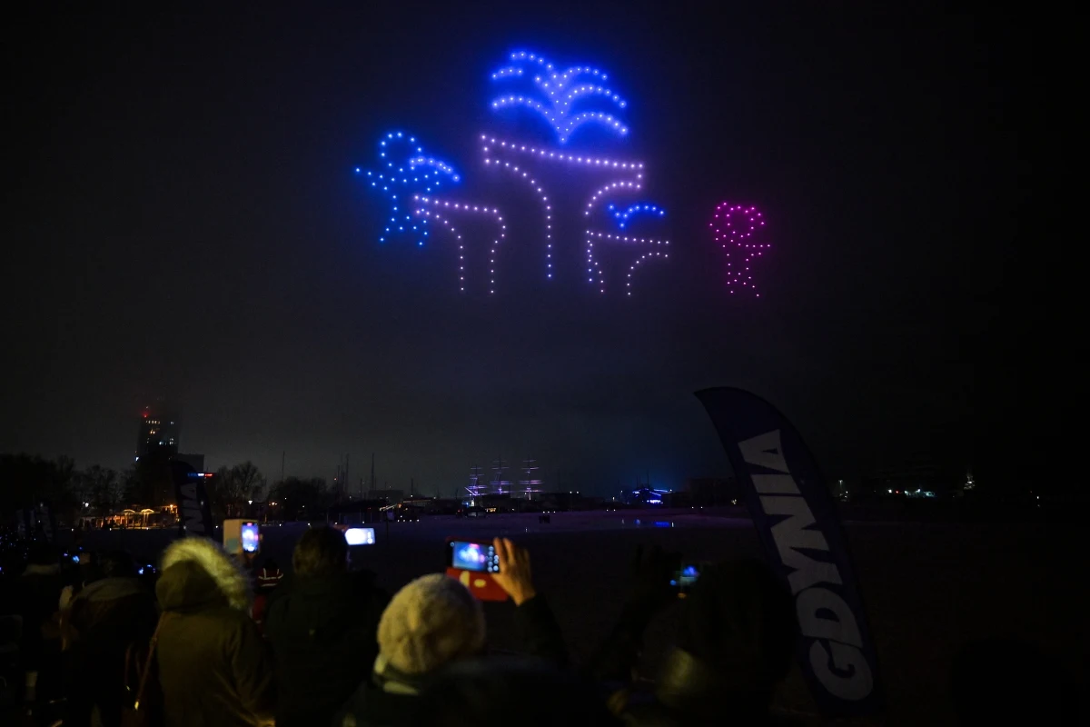 250 dronów brało udział w specjalnym pokazie, który odbył się w Gdyni z okazji 98. urodzin miasta. Maszyny ułożyły na niebie niesamowite figury, opowiadające historię miasta. 
