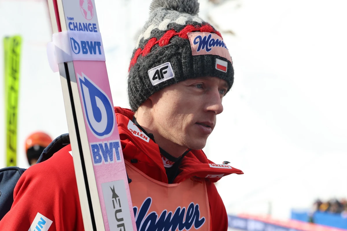 Dawid Kubacki i Aleksander Zniszczoł zajęli siódme miejsce w konkursie duetów w Pucharze Świata w skokach narciarskich. W amerykańskim Lake Placid wygrali Austriacy Michael Hayboeck i Stefan Kraft.