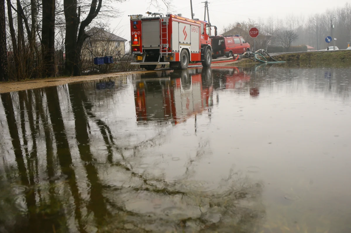 Ponad 90 razy wyjeżdżali w ciągu ostatniej doby strażacy w Śląskiem, by usuwać skutki opadów deszczu, roztopów i silnego wiatru. W kilku miejscach w regionie woda w rzekach wciąż przekracza stan alarmowy lub ostrzegawczy. 
