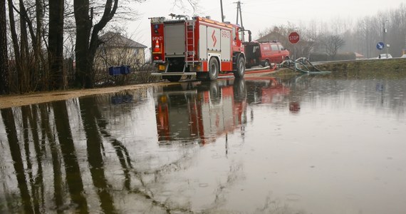Ponad 90 razy wyjeżdżali w ciągu ostatniej doby strażacy w Śląskiem, by usuwać skutki opadów deszczu, roztopów i silnego wiatru. W kilku miejscach w regionie woda w rzekach wciąż przekracza stan alarmowy lub ostrzegawczy. 