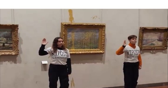 Dwie aktywistki wylały zupę na obraz Claude'a Moneta "Wiosna" pochodzący z 1872 roku. Zostały zatrzymane. Muzeum oświadczyło, że dzieło znajdowało się za szkłem i jego stan zostanie teraz zbadany.