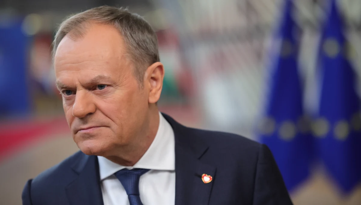 Donald Tusk odniósł się do szokującej wypowiedzi Donalda Trumpa na wiecu politycznym. Kandydat republikanów stwierdził, że "zachęcałby Rosję" do zrobienia czego im się podoba z krajami, które nie wypełniają zobowiązań finansowych wobec NATO. Premier polskiego rządu proponuje, by groźby Trumpa stanowiły przedmiot dyskusji na Radzie Gabinetowej.