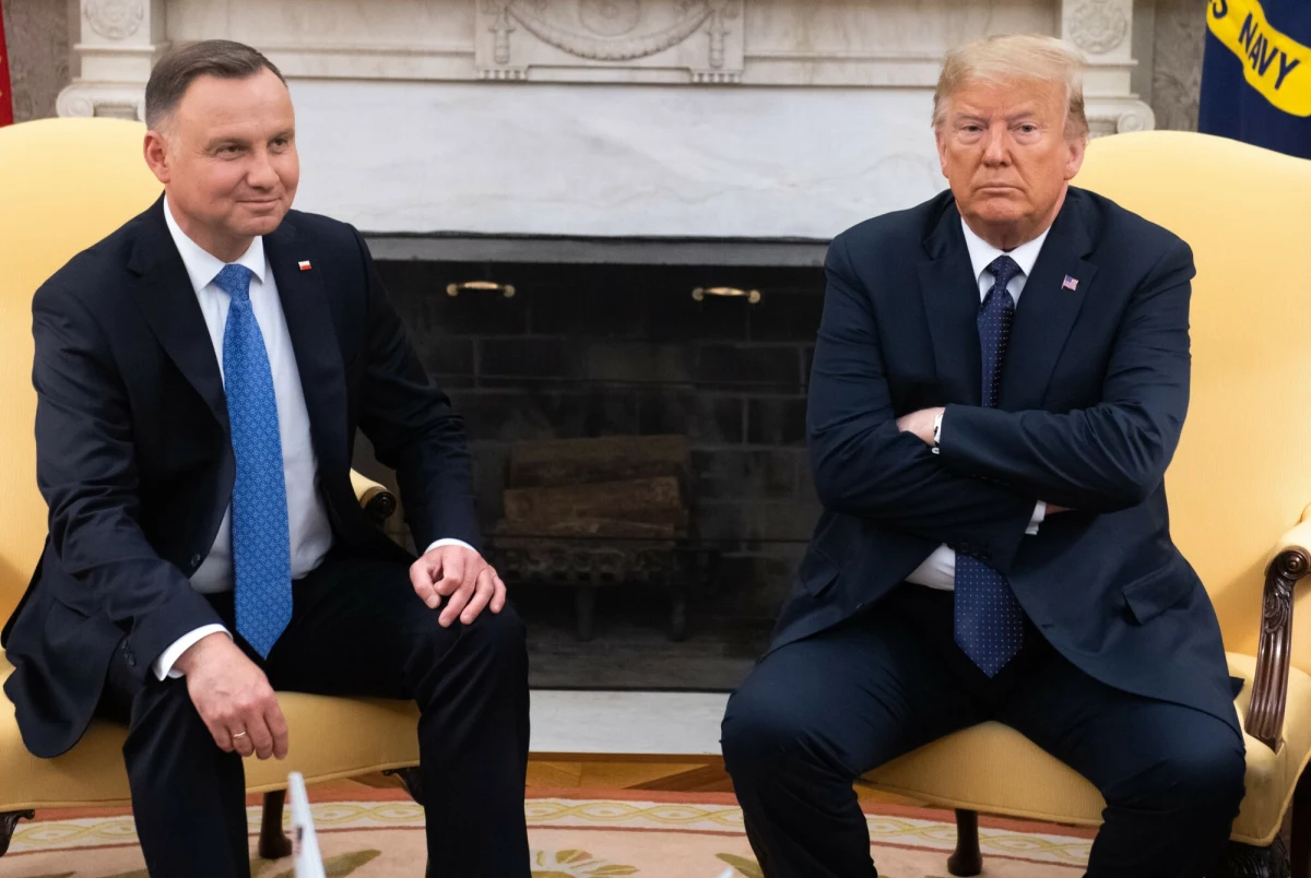 Prezydent Andrzej Duda odniósł się do skandalicznych słów, które padły w czasie sobotniego wiecu kampanii wyborczej Donalda Trumpa. Polski prezydent nie uznał za stosowne skrytykować republikańskiego kandydata za stwierdzenie, że ten będzie namawiał Rosję do "zrobienia czego chce" z krajami uchylającymi się od zobowiązań finansowych wobec NATO. Andrzej Duda uważa natomiast, że Polska będzie bezpieczna dzięki swoim wydatkom na armię.