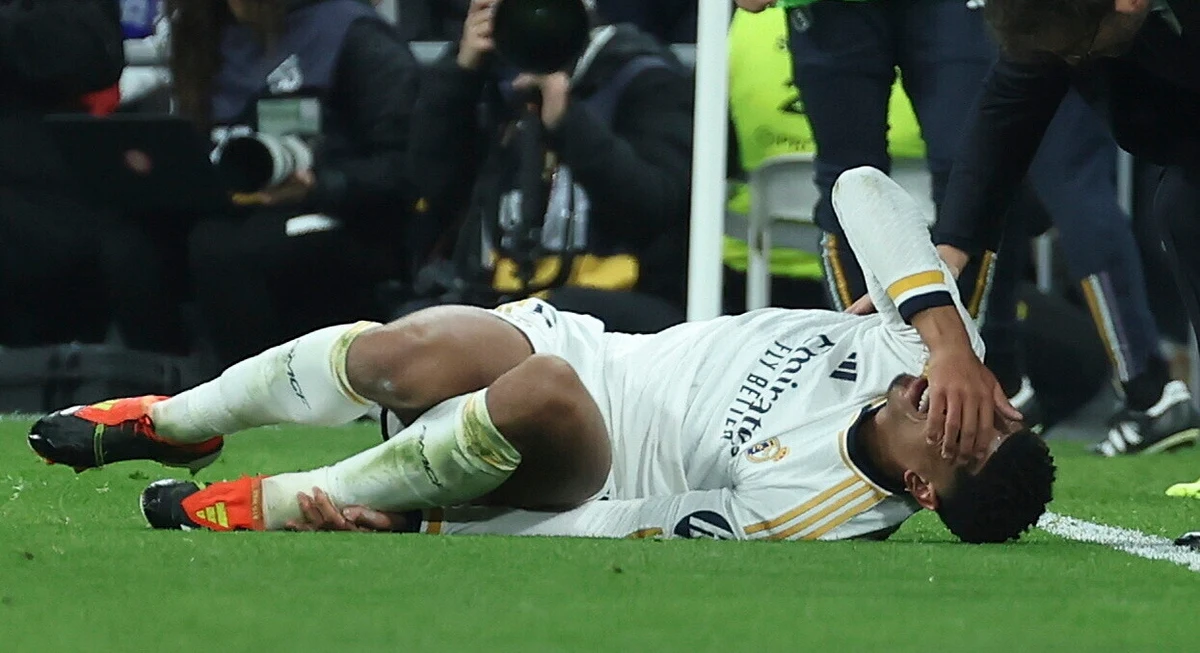 Real Madryt ma kłopoty. Pomocnik "Królewskich" Jude Bellingham doznał kontuzji w sobotnim meczu z Gironą (4:0) na szczycie ligi hiszpańskiej. Anglik skręcił lewą kostkę i będzie pauzował przez kilka tygodni.